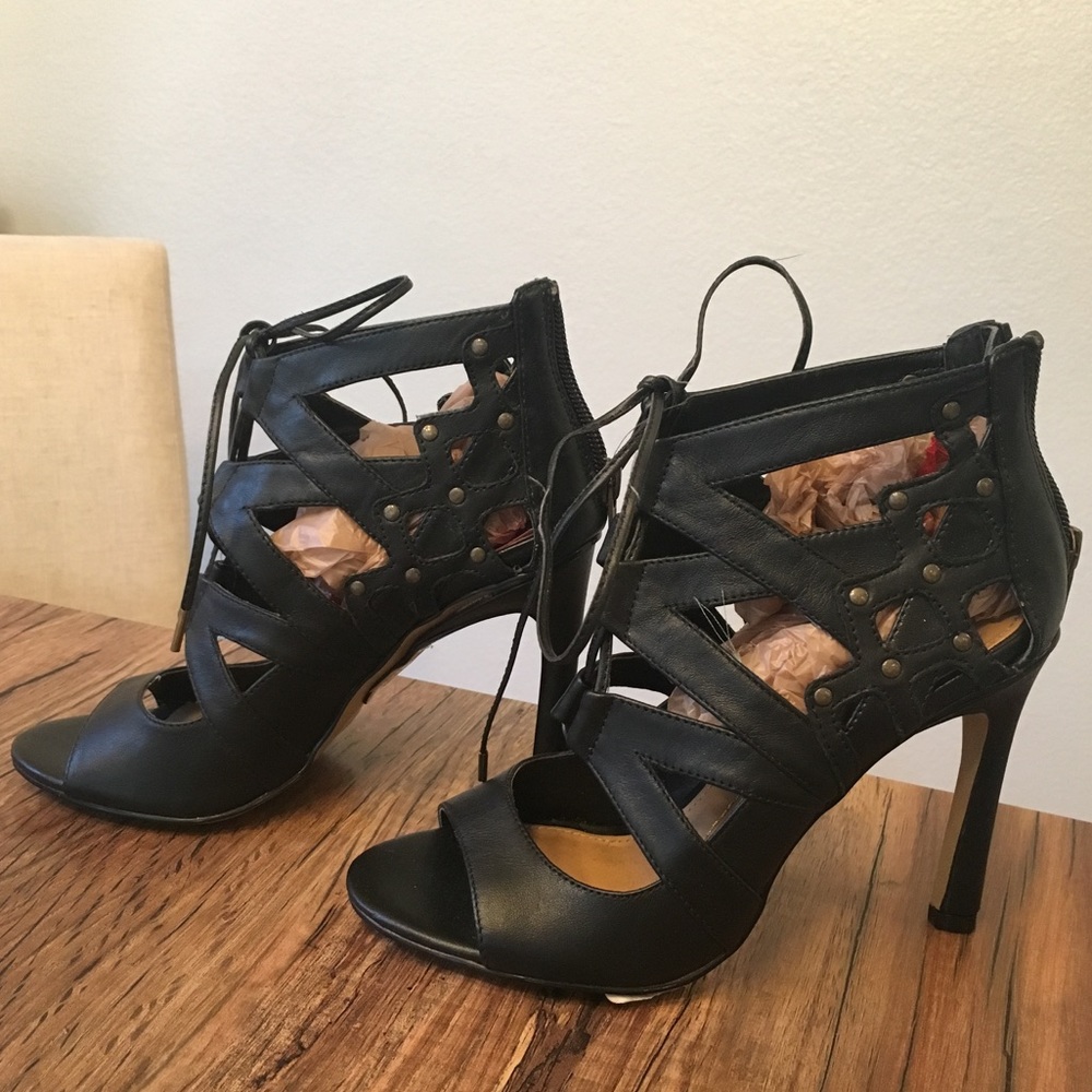 ❗️NWOT❗️ Cute black heels with laces!